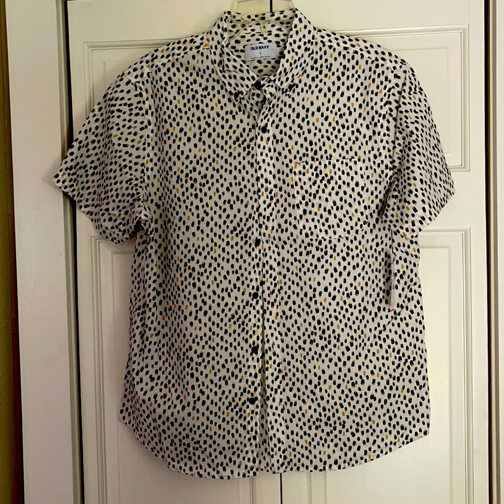 Men’s Old Navy button up short sleeve shirt.
